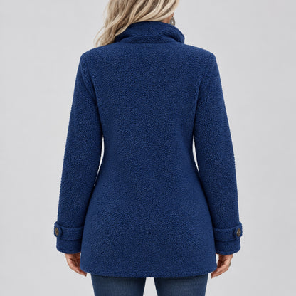 Veste zippée pour femme, vue de dos, fond studio