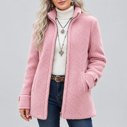 Veste zippée pour femme, vue de face, fond studio