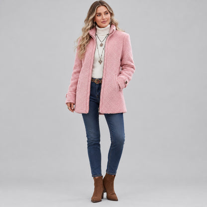 Veste zippée pour femme portée par une personne, vue complète