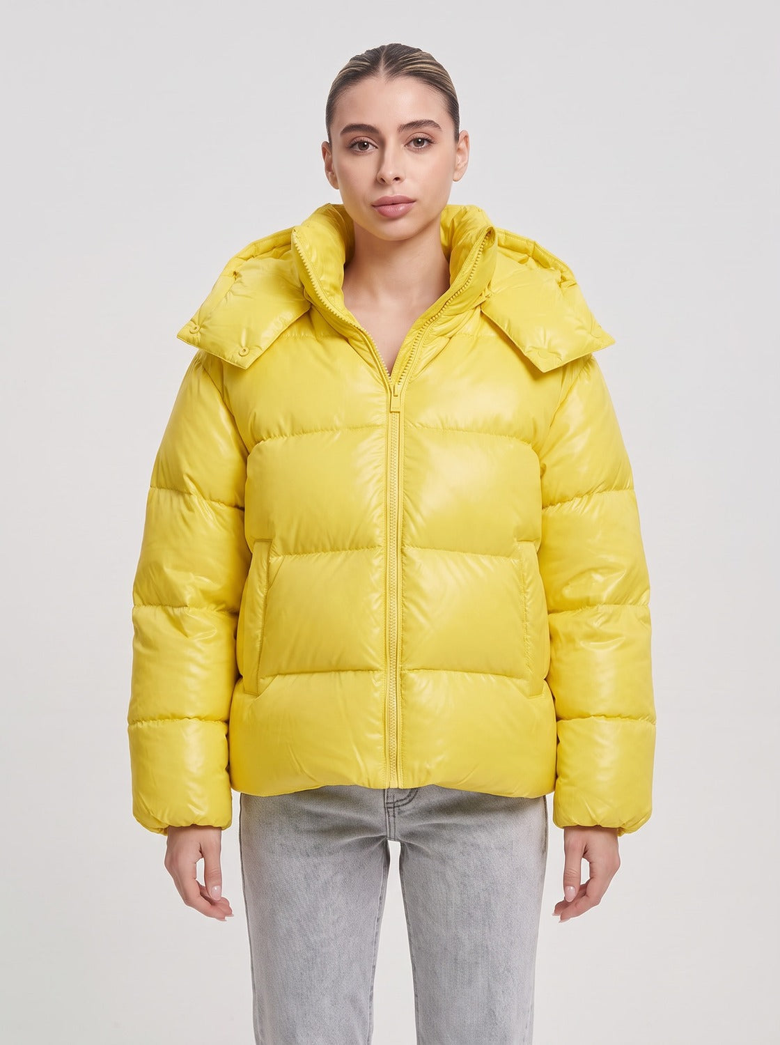 Doudoune matelassée jaune à capuchon, femme, vue de face - photo studio