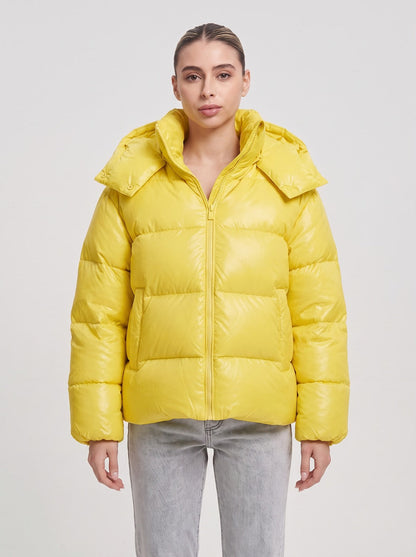 Doudoune matelassée jaune à capuchon, femme, vue de face - photo studio