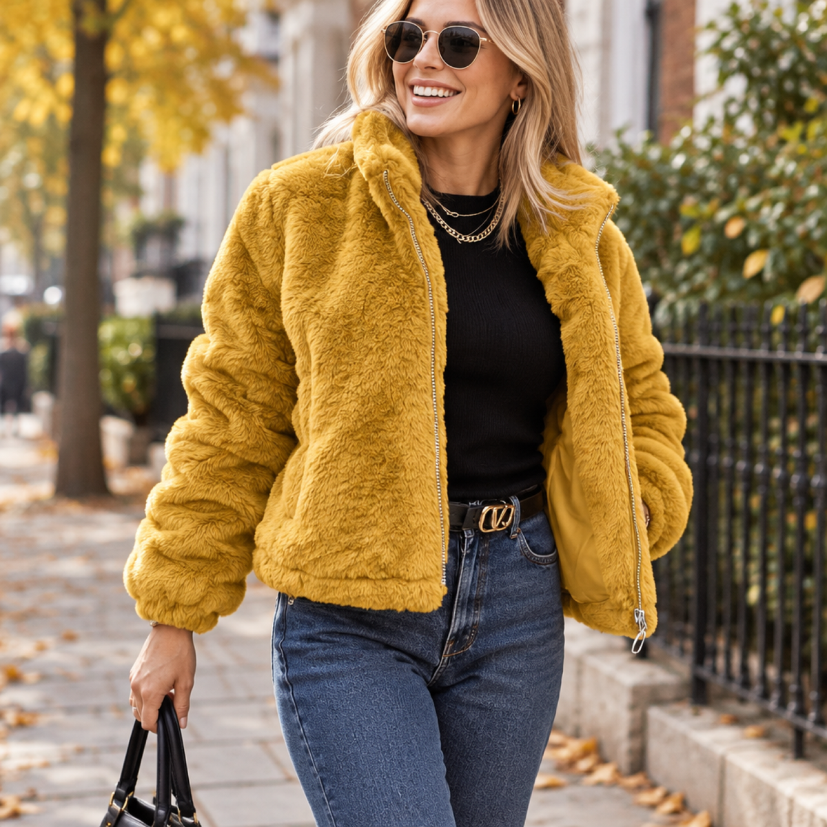 Mannequin portant la veste oversize fausse fourrure jaune moutarde en extérieur