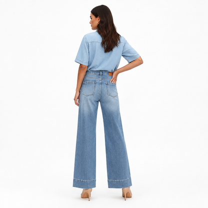 Jean large taille haute en denim bleu clair, vue de dos mettant en valeur les poches plaquées et l'ourlet brut