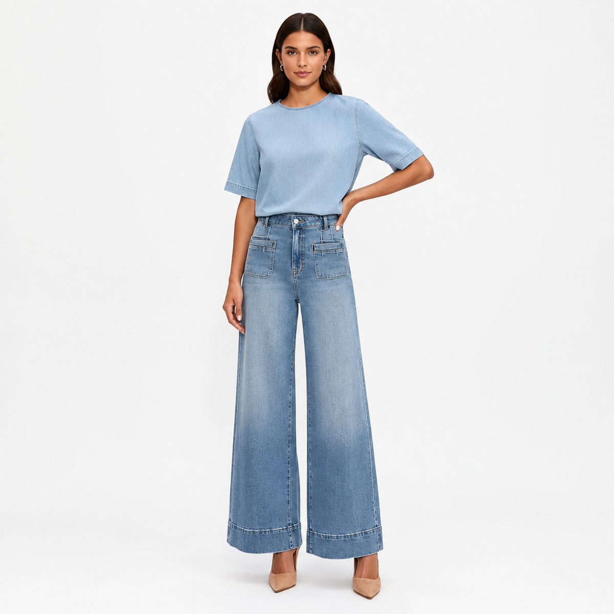 Jean large taille haute en denim bleu clair, vue de face avec poches plaquées à l'avant et ceinture haute
