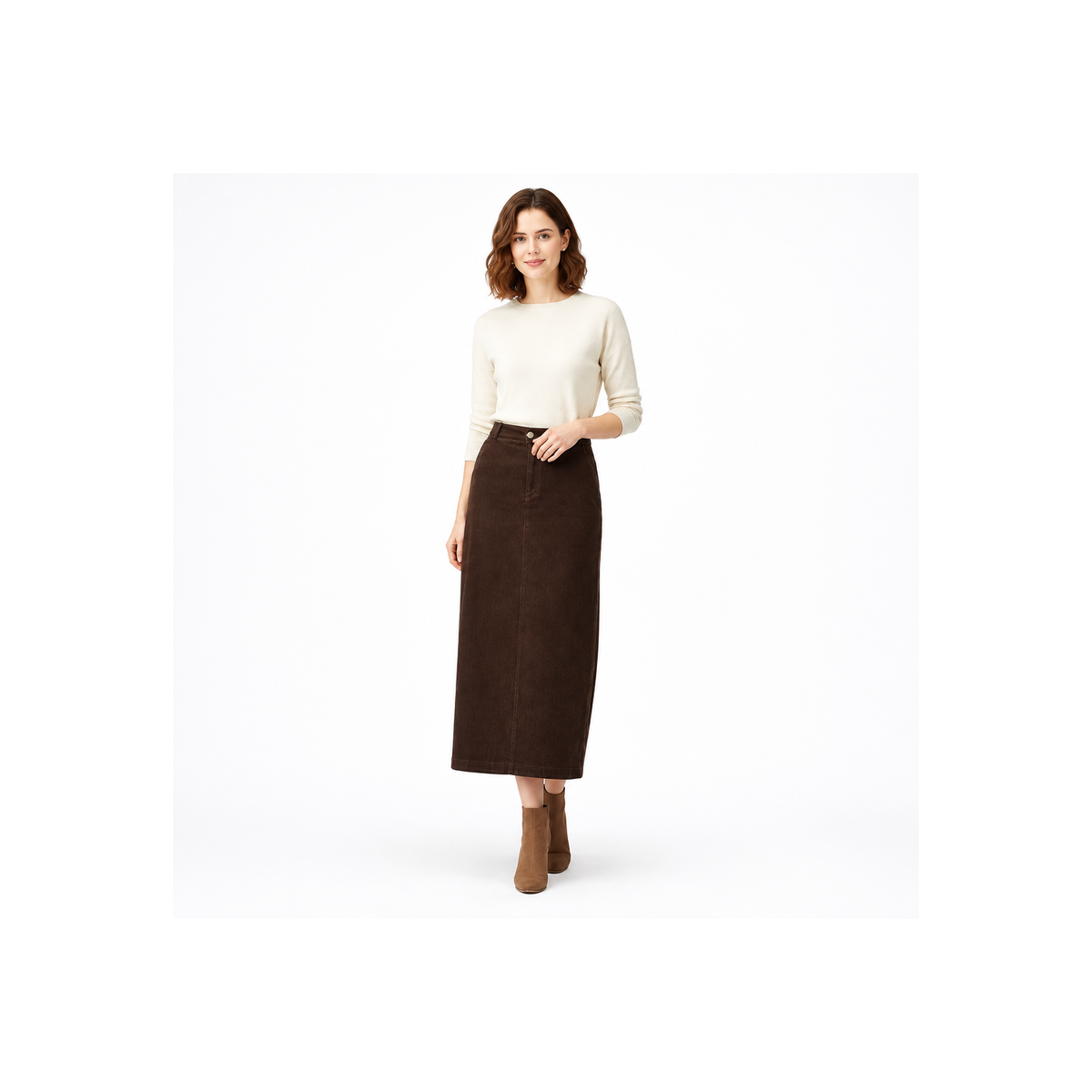 Femme portant une jupe midi en velours côtelé beige avec un pull ivoire, vue de face
