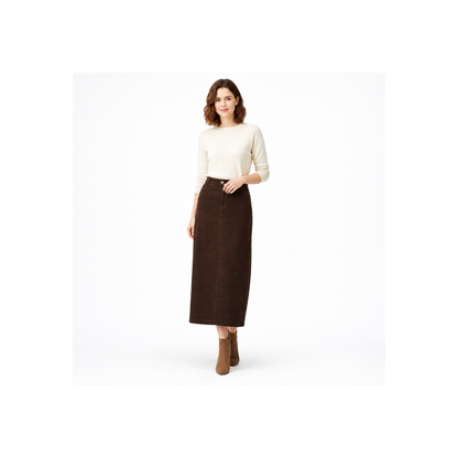 Femme portant une jupe midi en velours côtelé beige avec un pull ivoire, vue de face