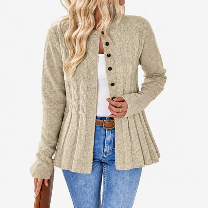 Cardigan féminin kaki à peplum ajusté, porté avec un pantalon en studio