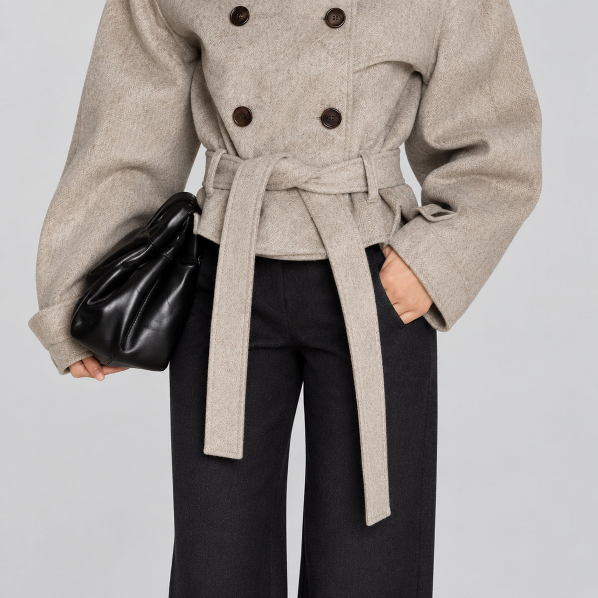 Gros plan en studio sur la ceinture ajustable en tissu du manteau beige