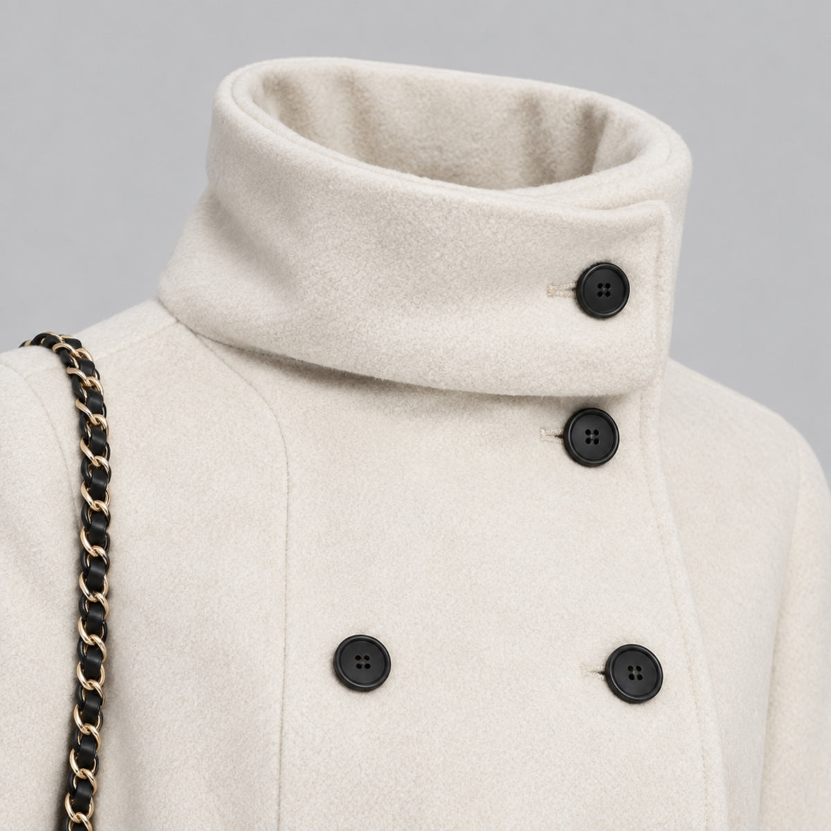 Gros plan en studio sur le col en entonnoir du manteau beige