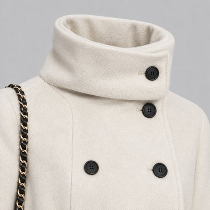 Gros plan en studio sur le col en entonnoir du manteau beige
