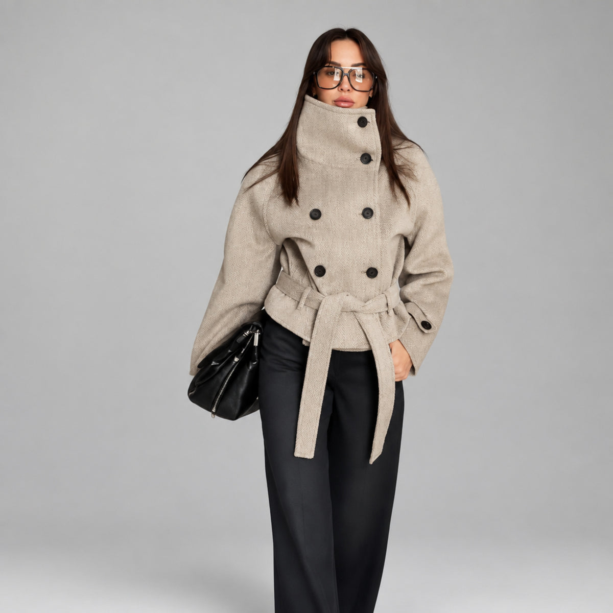 Manteau beige à ceinture ajustable et col en entonnoir, vue de dos sur fond de studio professionnel