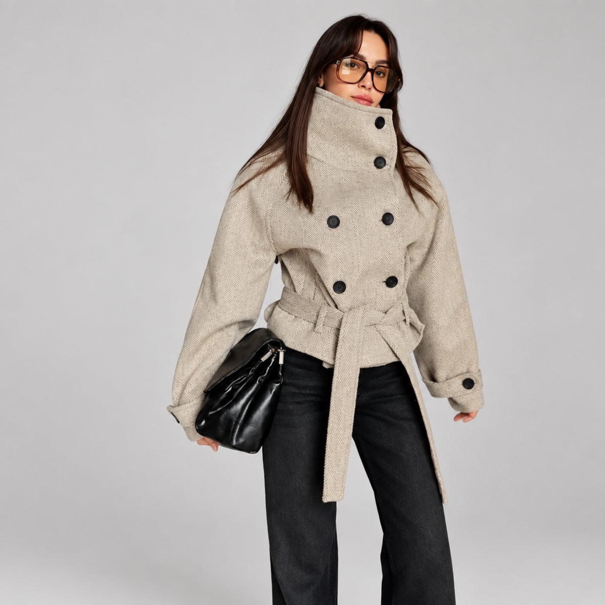 Manteau beige à ceinture ajustable et col en entonnoir, vue de face sur fond de studio professionnel