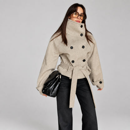 Manteau beige à ceinture ajustable et col en entonnoir, vue de face sur fond de studio professionnel
