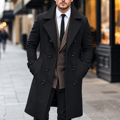 Manteau croisé homme coloris Noir, col classique et fermeture boutonnée, vue de face portée