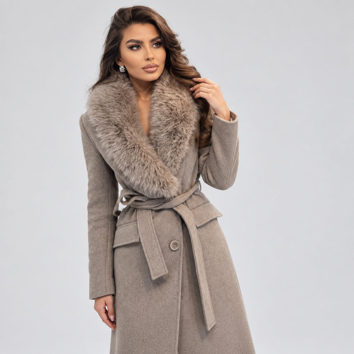 manteau maxi beige, col fausse fourrure, photo studio sans accessoires
