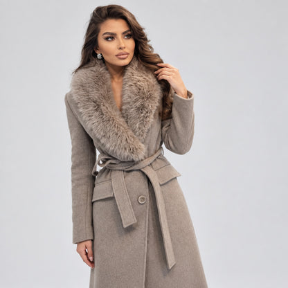 manteau maxi beige, col fausse fourrure, photo studio sans accessoires