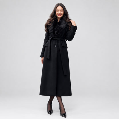 manteau maxi noir, col fausse fourrure, photo studio sans accessoires