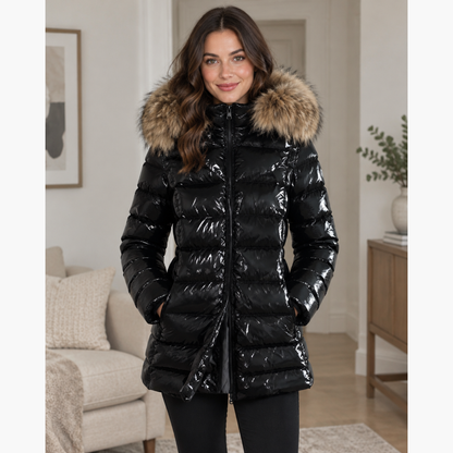 Femme souriante portant le manteau simili cuir noir à capuche fausse fourrure, photo lifestyle