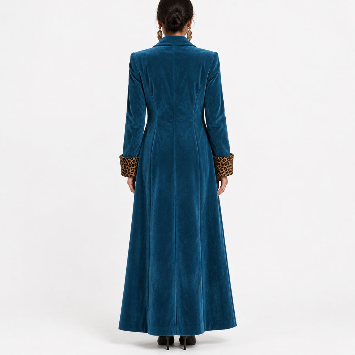 Manteau long effet velours femme bleu, vue de dos en studio