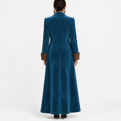 Manteau long effet velours femme bleu, vue de dos en studio