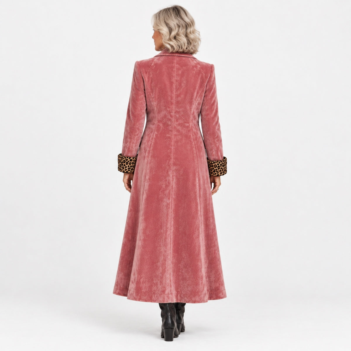 Manteau long effet velours femme rose, vue de dos en studio