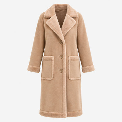 Manteau long velours aspect suède grande taille femme, coloris marron clair, vue de face, fond studio