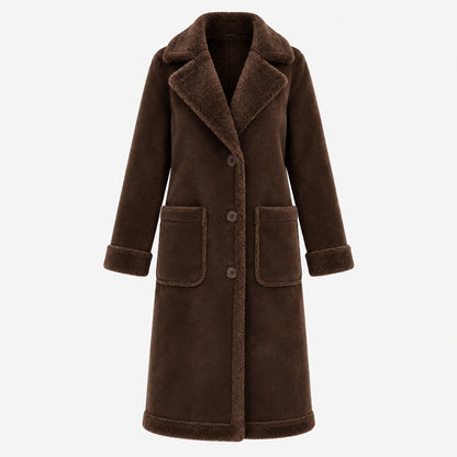 Manteau long velours aspect suède grande taille femme, coloris marron foncé, vue de face, fond studio