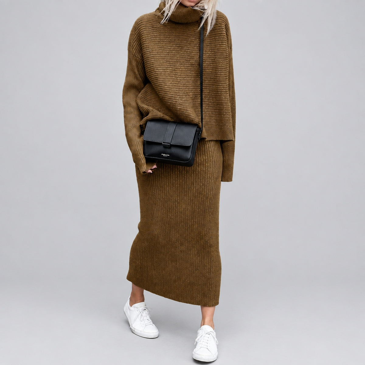 Ensemble pull col roulé et jupe maxi en maille côtelée couleur auburn, vue de face, fond studio neutre
