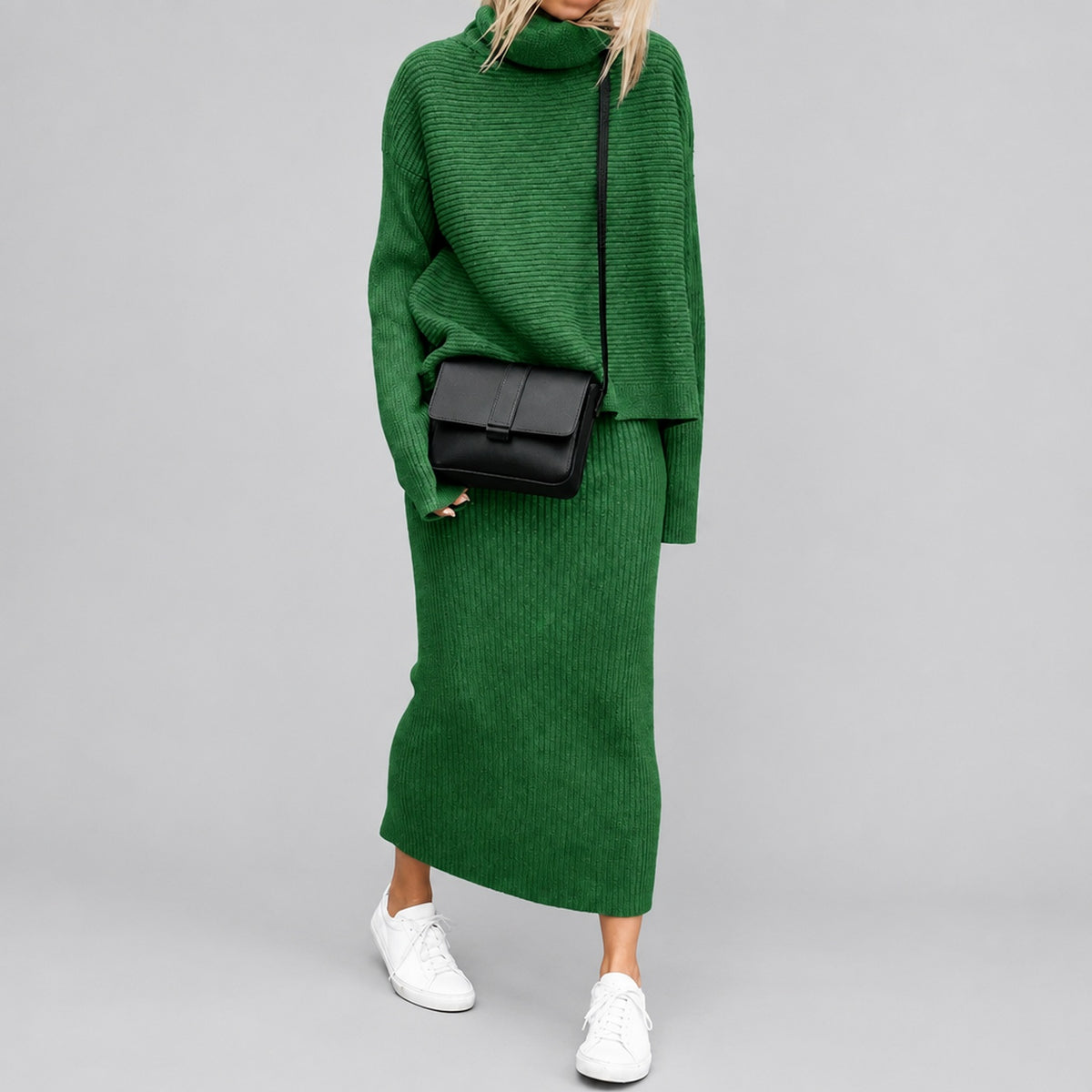 Ensemble pull col roulé et jupe maxi en maille côtelée vert, porté en studio sur fond neutre