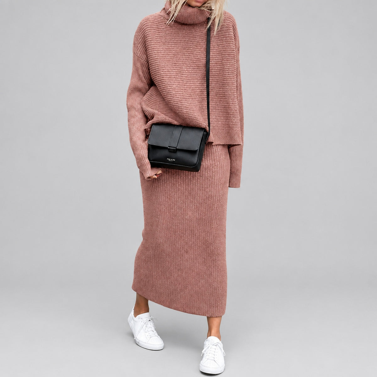 Ensemble haut et jupe maxi en maille côtelée rose poudré, porté en studio