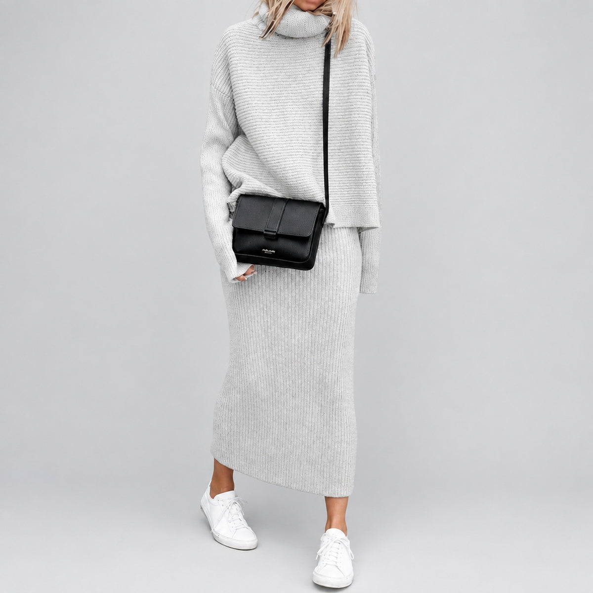 Ensemble haut et jupe maxi en maille côtelée gris clair, stylisé avec sac bandoulière noir