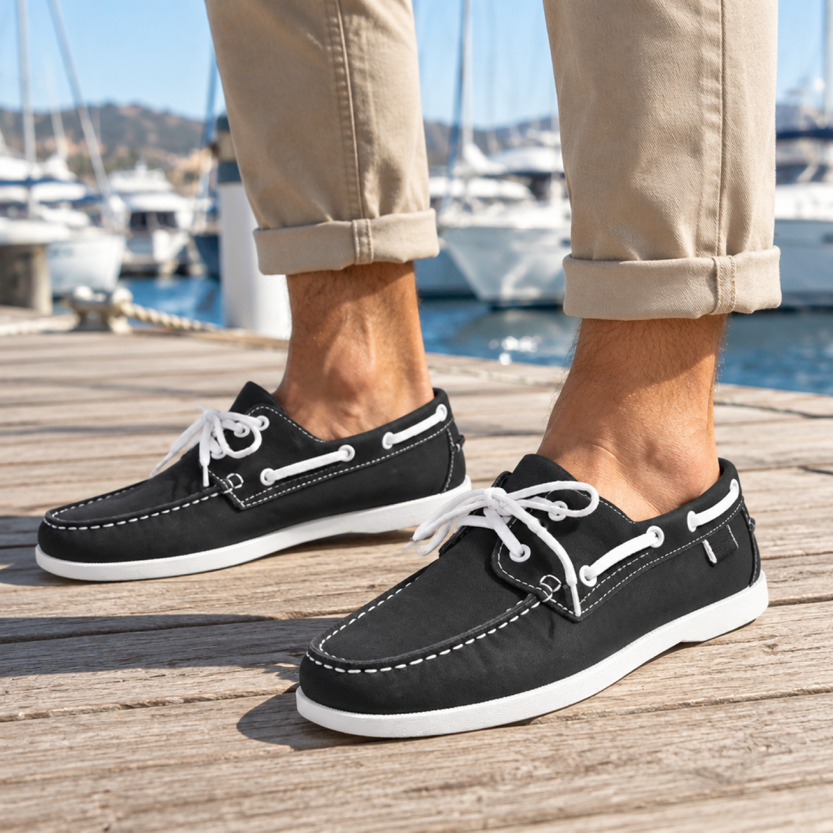 Chaussures bateau homme éco-cuir coloris Anthracite, portées par un modèle en extérieur sur un ponton