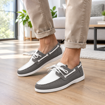 Chaussures bateau homme éco-cuir coloris Gris, portées par un modèle en intérieur