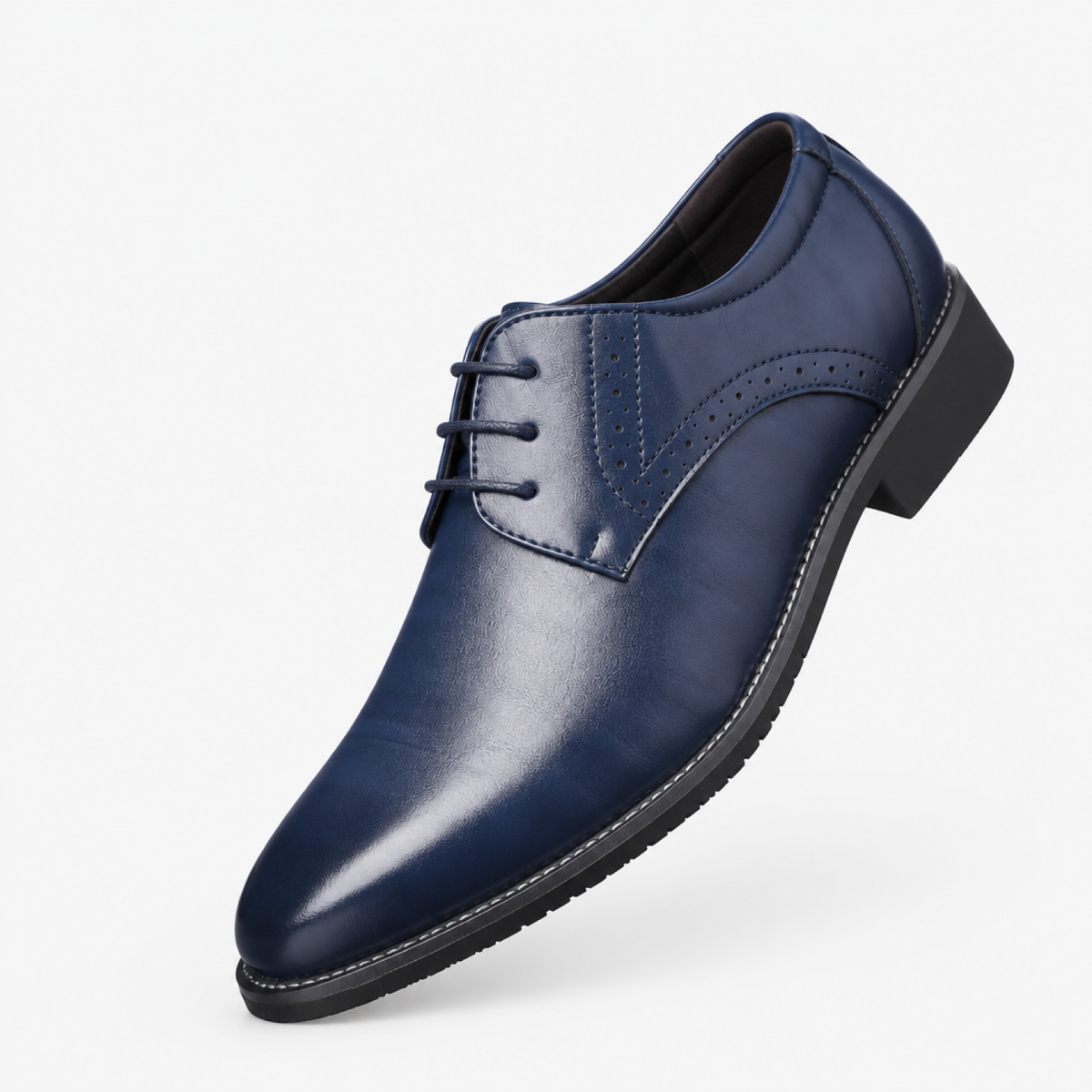 Chaussures de ville homme en cuir bleu marine, vue de profil sur fond studio blanc