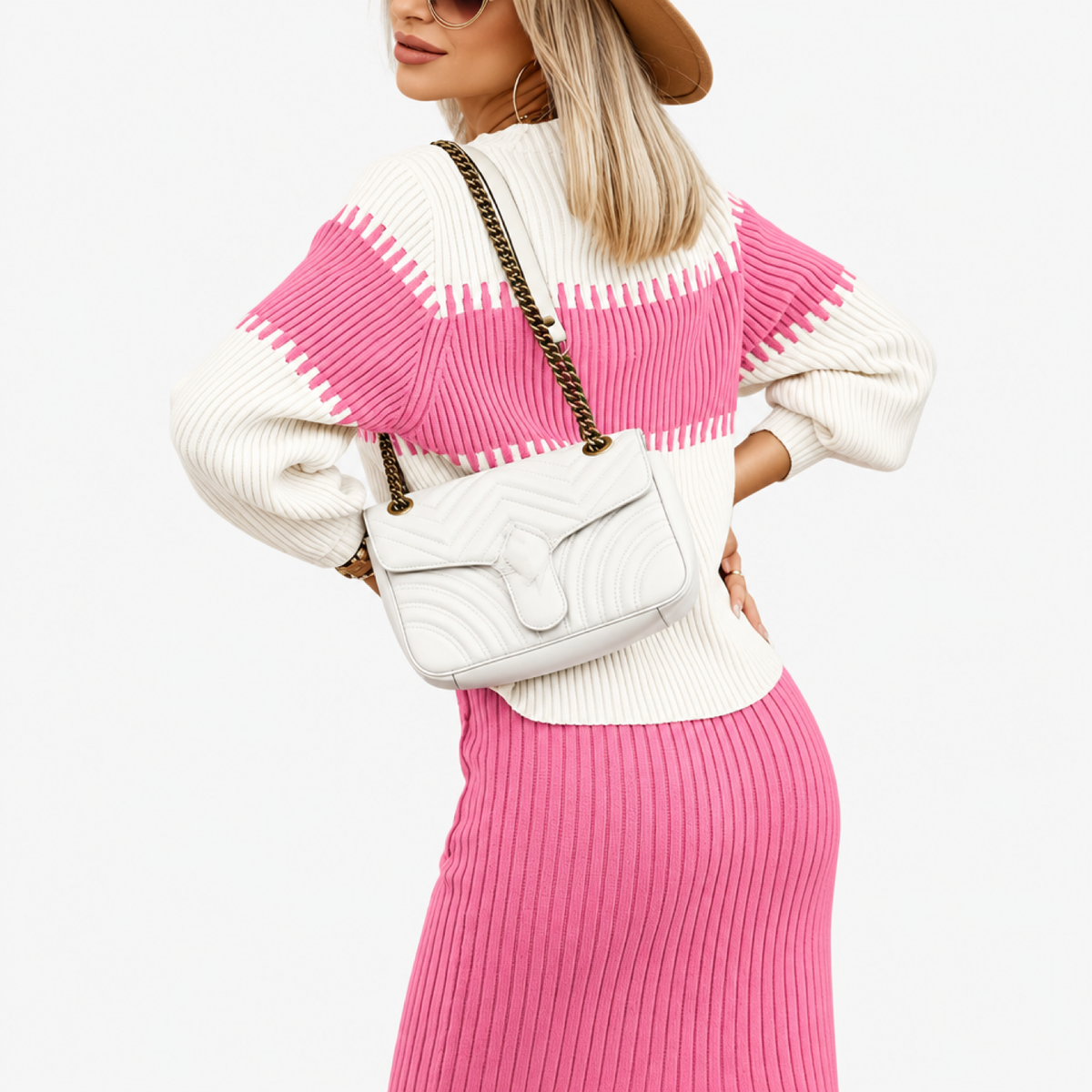 Ensemble femme jupe côtelée et pull col montant rose, vue de dos