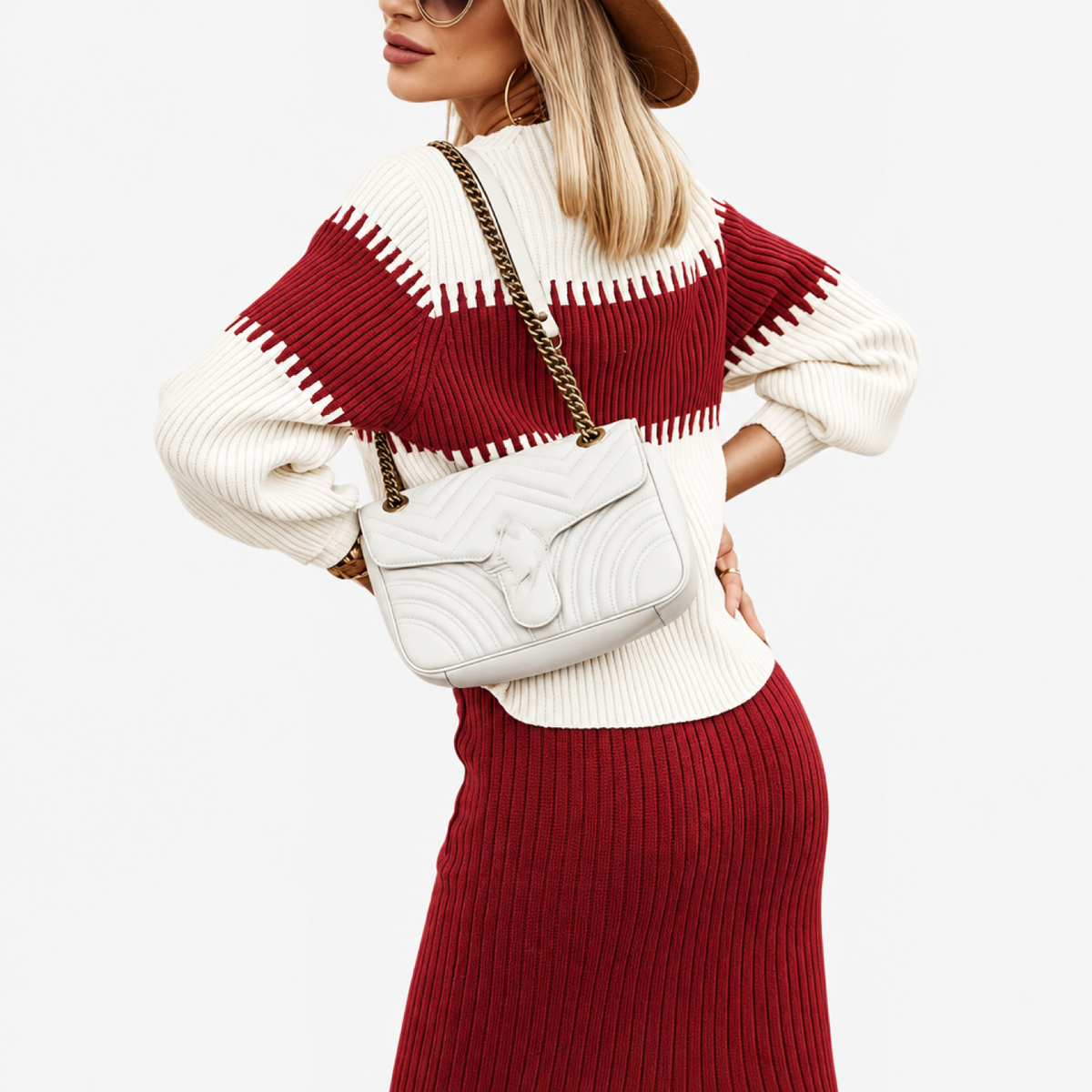 Ensemble femme jupe côtelée et pull col montant rouge, vue de dos