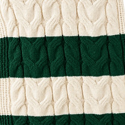 Gros plan sur la texture de la maille chunky torsadée de la robe pull grossesse rayée vert et écru
