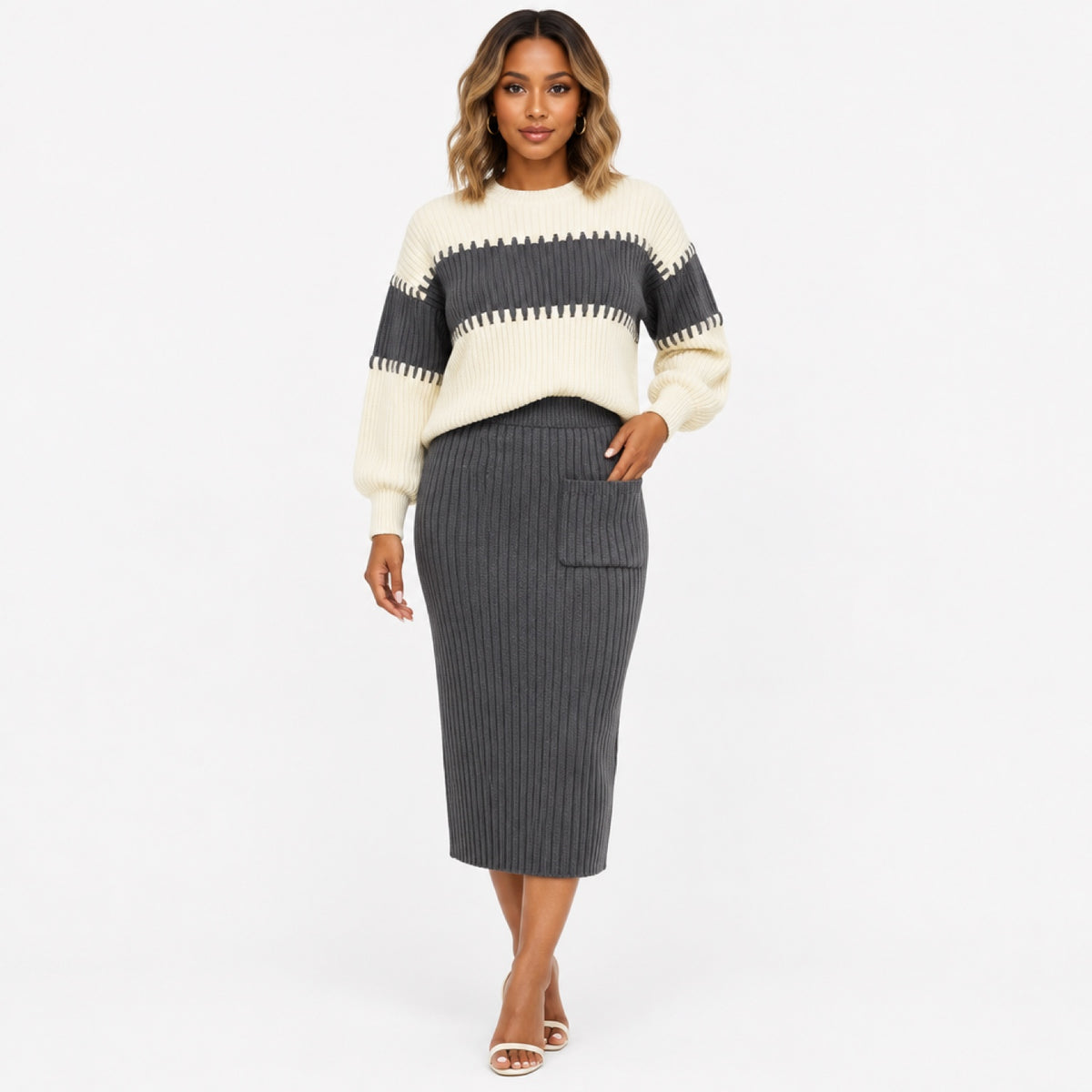 Ensemble pull côtelé et jupe midi à rayure gris, vue de face, porté en studio