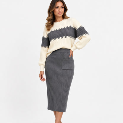 Ensemble pull côtelé et jupe midi à rayure gris, vue trois-quarts en studio
