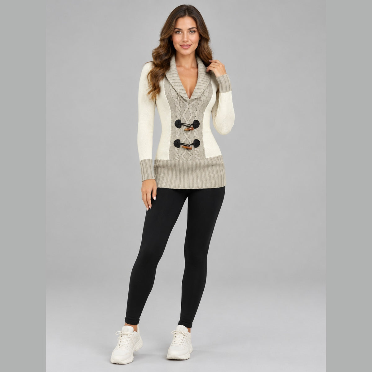 Mannequin portant l'ensemble pull bicolore beige et legging fourré en studio