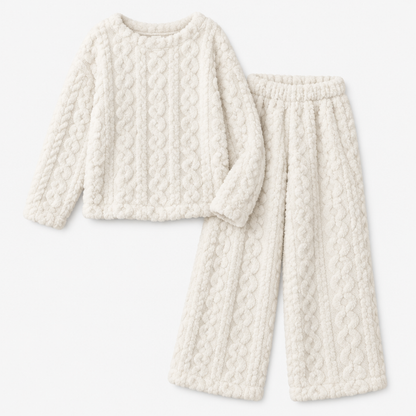 Ensemble pyjama polaire torsadée ivoire, haut et pantalon pliés sur fond studio clair, vue d'ensemble du motif torsadé