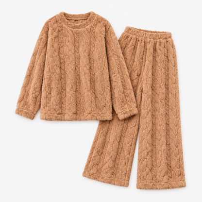 Ensemble pyjama polaire torsadée marron, haut et pantalon pliés sur fond studio clair, vue d'ensemble du motif torsadé