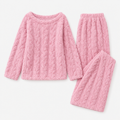 Ensemble pyjama polaire torsadée rose, haut et pantalon pliés sur fond studio clair, vue d'ensemble du motif torsadé