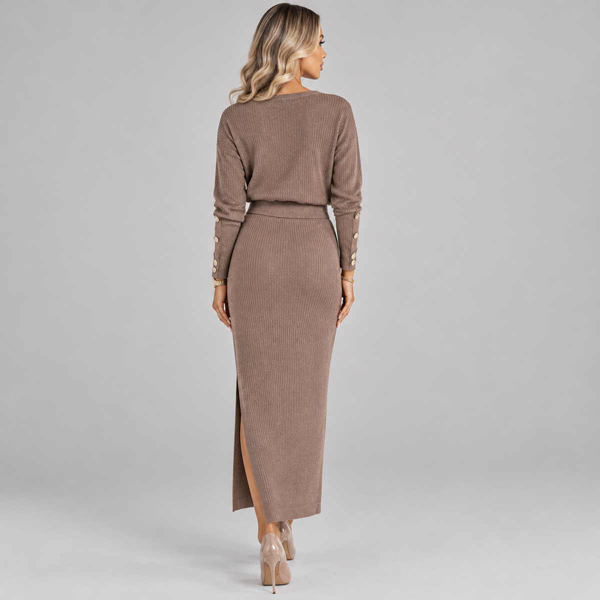 Ensemble pull col rond et jupe portefeuille en maille kaki porté par une femme, vue de trois-quarts mettant en valeur la coupe
