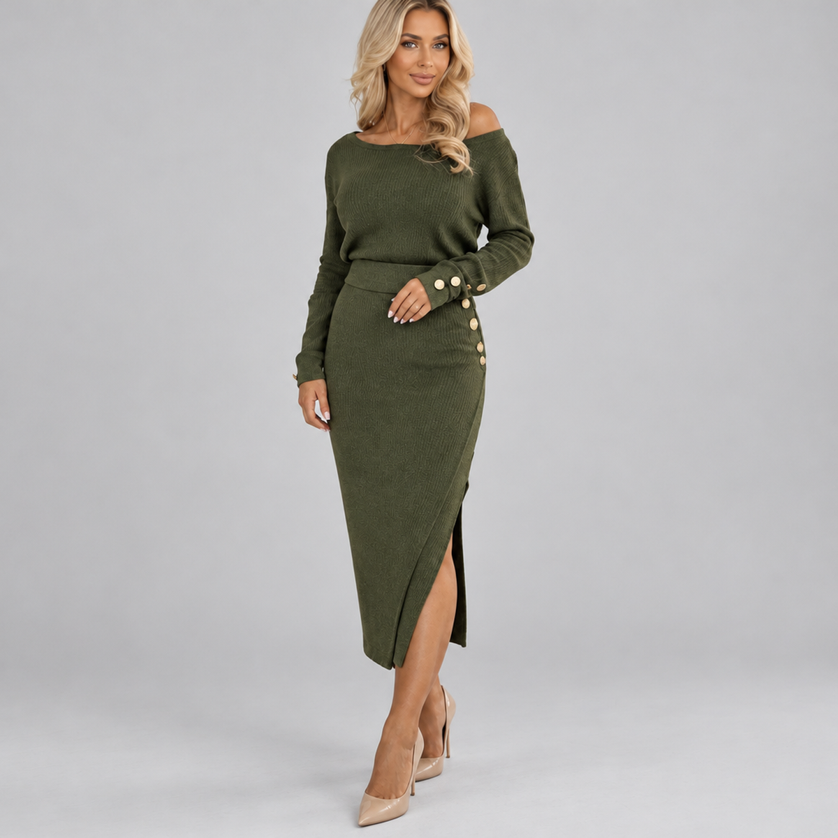 Ensemble pull col rond et jupe portefeuille en maille vert olive porté par une femme, vue de face sur fond de studio neutre