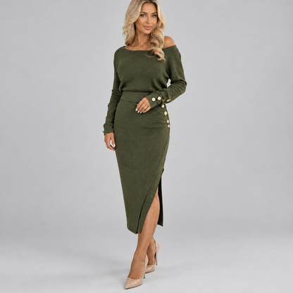 Ensemble pull col rond et jupe portefeuille en maille vert olive porté par une femme, vue de face sur fond de studio neutre