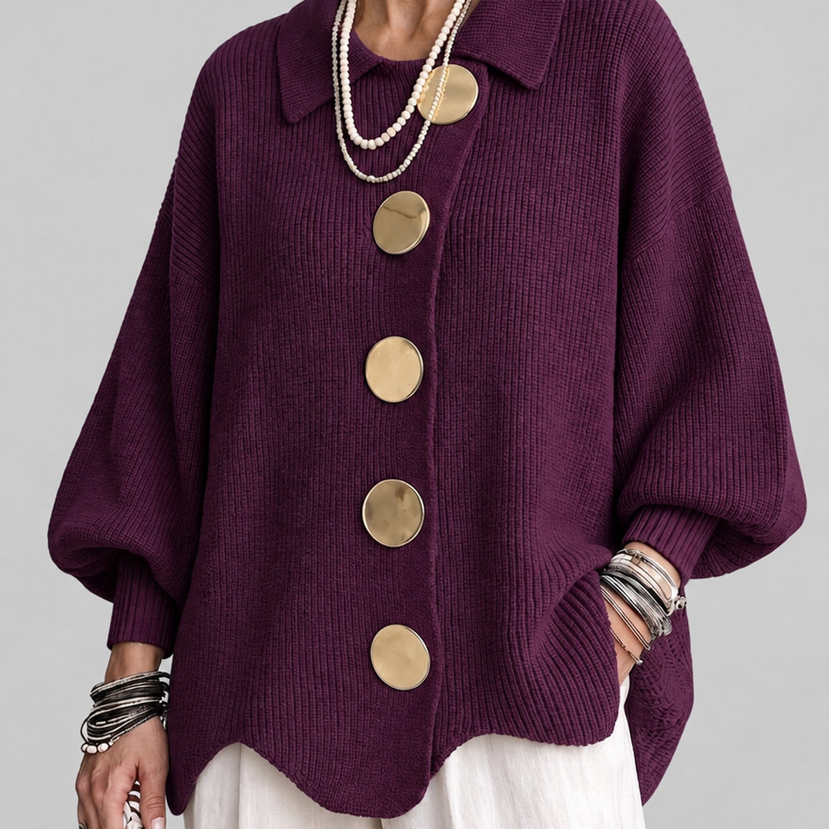 Veste femme à fermeture asymétrique, détail des boutons dorés rétro-chics