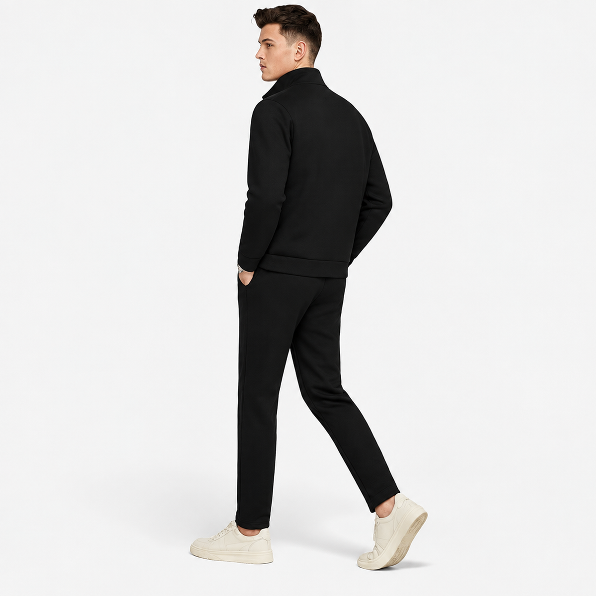Ensemble survêtement homme noir, vue de dos en mouvement, veste ajustée et pantalon confortable