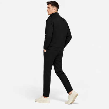 Ensemble survêtement homme noir, vue de dos en mouvement, veste ajustée et pantalon confortable