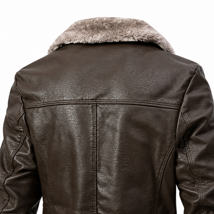 Gros plan sur le col en fausse fourrure de la veste d'hiver marron aspect cuir
